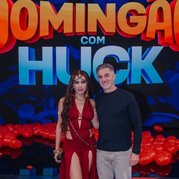 Anitta apostou em um vestido vermelho recortado para se apresentar no 'Domingão'