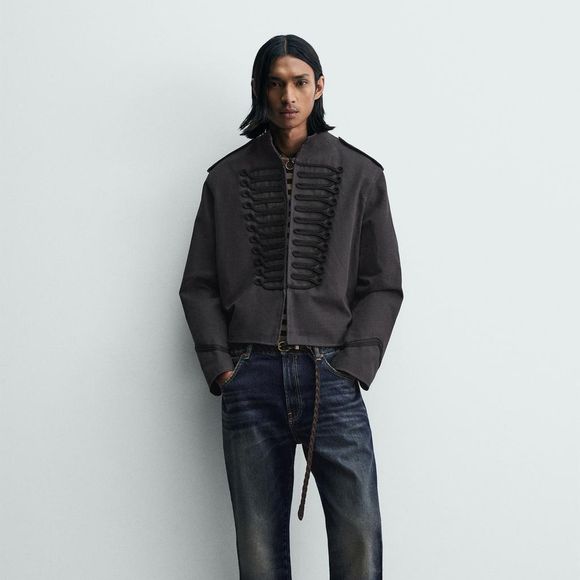 Com gola mandarim e visual estruturado, o cropped cinza da Zara aparece como uma das apostas mais sofisticadas da tendência napoleônica