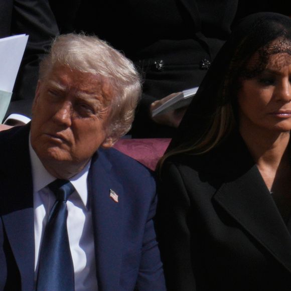 Quem esteve presente foi Donald Trump e sua esposa Melania Trump, além de outros líderes mundiais