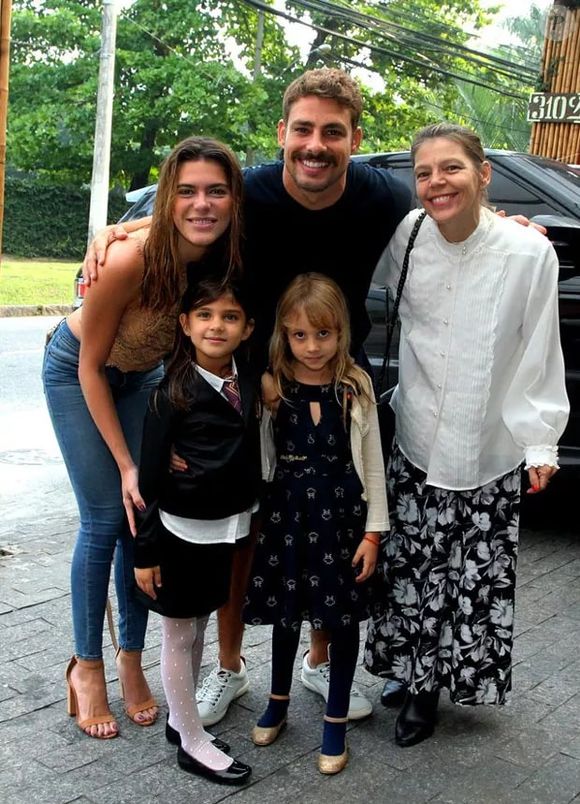 "Minha mãe foi adotada e viveu um câncer desgraçado. Foi muito difícil. Eu e meu irmão seguramos essa onda. Quando encontrava minha filha, o sonho dela era adotar uma menina", lamentou Cauã Reymond