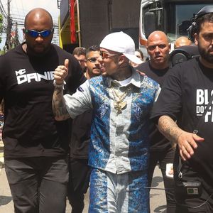Papai protegido: cheio de seguranças, MC Daniel puxa bloco de pré-carnaval 2025 em SP 4 dias após nascimento do filho, Rás