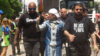 MC Daniel cita reviravolta na vida e chega cheio de seguranças para bloco de pré-carnaval 2025 4 dias após nascimento do filho, Rás