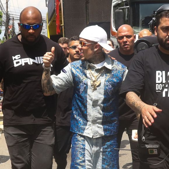 Papai protegido: cheio de seguranças, MC Daniel puxa bloco de pré-carnaval 2025 em SP 4 dias após nascimento do filho, Rás