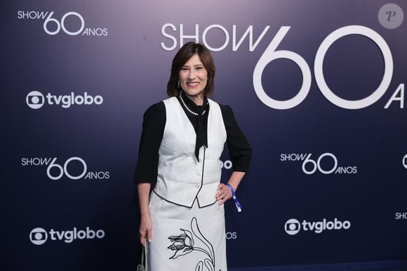 Beth Goulart também marcou presença no evento da TV Globo, com look estiloso e com detalhes de desenho