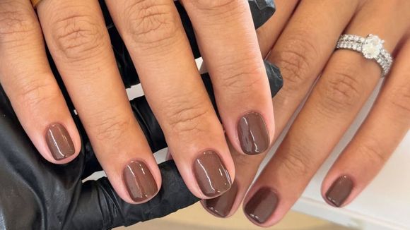As seis manicures mais elegantes para unhas curtas neste Outono de 2026