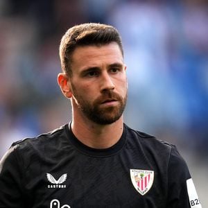 Unai Simón é um goleiro de destaque internacional e o titular da Seleção Espanhola para a Copa do Mundo de 2026. Em nível de clubes, ele atua profissionalmente como goleiro principal do Athletic Bilbao, da Espanha