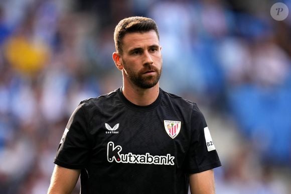Unai Simón é um goleiro de destaque internacional e o titular da Seleção Espanhola para a Copa do Mundo de 2026. Em nível de clubes, ele atua profissionalmente como goleiro principal do Athletic Bilbao, da Espanha