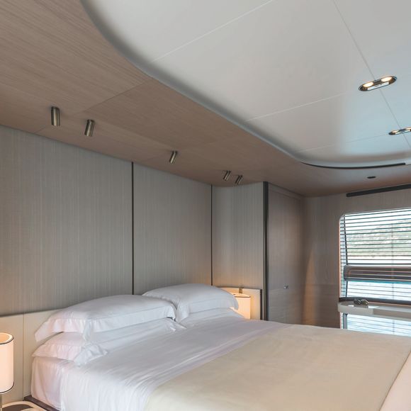 Suíte máster do iate de luxo de Cristiano Ronaldo garante privacidade e vista privilegiada para o mar