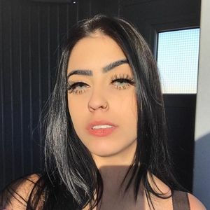 Essa era MC Mirella com sua aparência natural antes de começar a realizar procedimentos estéticos