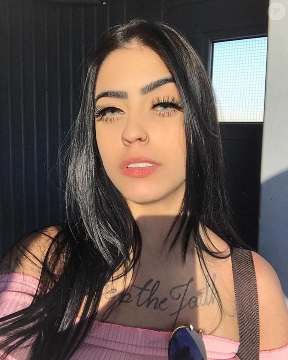 Essa era MC Mirella com sua aparência natural antes de começar a realizar procedimentos estéticos