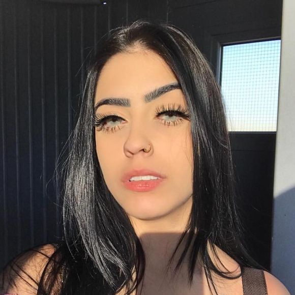 Essa era MC Mirella com sua aparência natural antes de começar a realizar procedimentos estéticos