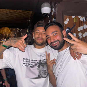Uma foto de Neymar sem a aliança de noivado durante a folga da Seleção Brasileira nos Estados Unidos movimentou a internet