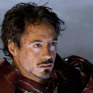 Robert Downey Jr. revelou no documentário Sr. que teve o primeiro contato com drogas aos 6 anos, após incentivo do próprio pai