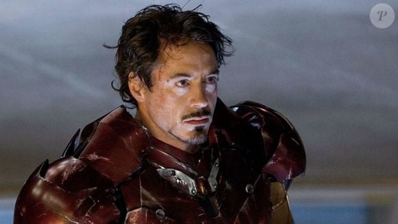 Robert Downey Jr. revelou no documentário Sr. que teve o primeiro contato com drogas aos 6 anos, após incentivo do próprio pai