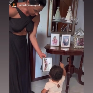Zezé Di Camargo postou a filha caçula interagindo com fotos dos irmãos mais velhos