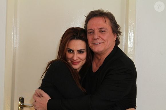 Cleo Pires teve um período de distanciamento do pai biológico, o cantor Fábio Jr., com quem mantém atualmente uma boa relação após um processo de reaproximação