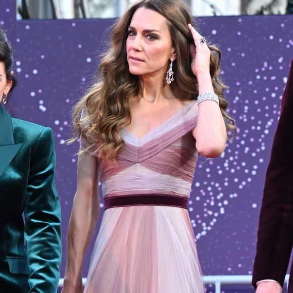 Para a ocasião, Kate Middleton escolheu um vestido rosa com decote em V largo e diferentes tonalidades