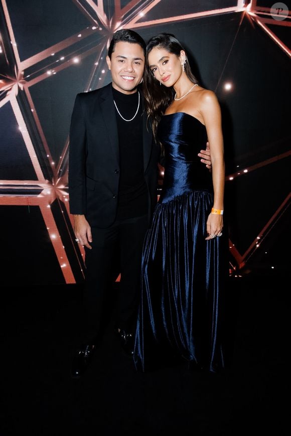 Felipe Araújo teve a companhia da namorada, Caroline Marchezi, no aniversário de Léo Dias