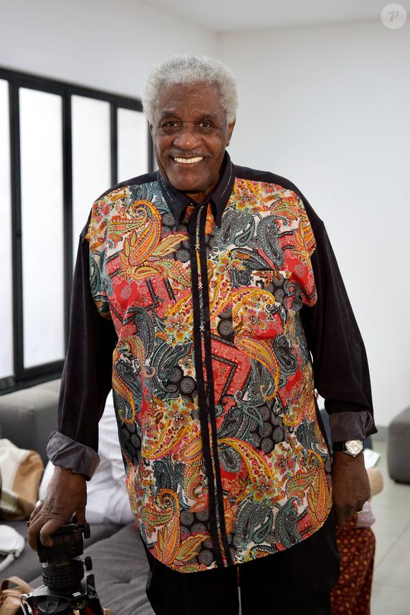 Em ‘Êta Mundo Melhor’, Tony Tornado é pura vitalidade. Aos 95 anos, o veterano interpreta Lúcio, o dono da Rádio Paraíso com carisma e força, vivendo uma emocionante história de amor com Margarida (Nívea Maria).