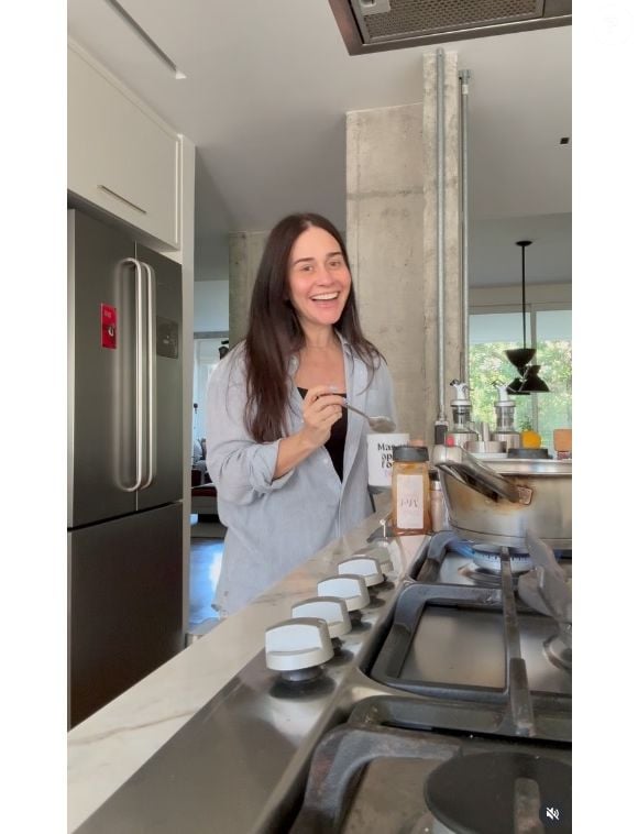 Alessandra Negrini está vendendo imóvel recém-reformado em SP, com ilha de inox em cozinha