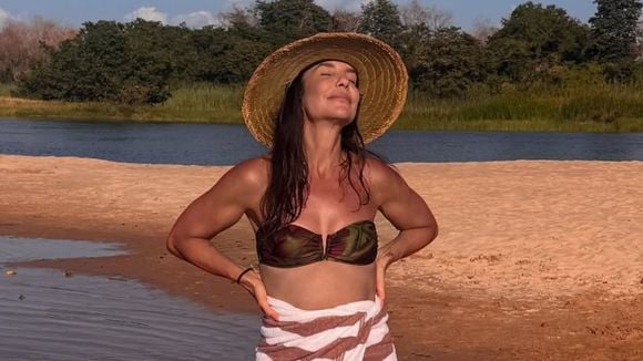 Solteira, Ivete Sangalo provoca a web com body ultracavado, mostra marquinha e valoriza bumbum torneado aos 53 anos em foto ousada. Veja!