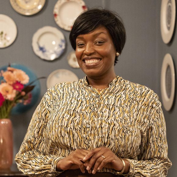 Consuêlo (Belize Pombal) salva Heleninha (Paolla Oliveira) ao encontrá-la dormindo na rua