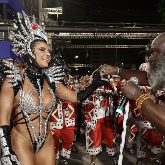 Viviane Araújo no Salgueiro 2025: Rainha de bateria da vermelho e branco, a atriz atraiu os flashs na Sapucaí - Foto: Brazilnews/Agnews