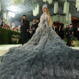 Após 10 anos longe do Met Gala, Beyoncé retorna com look escultural de cristais que imita um esqueleto e ganha ainda mais impacto com uma capa de plumas de cauda longa que se arrasta pela escadaria