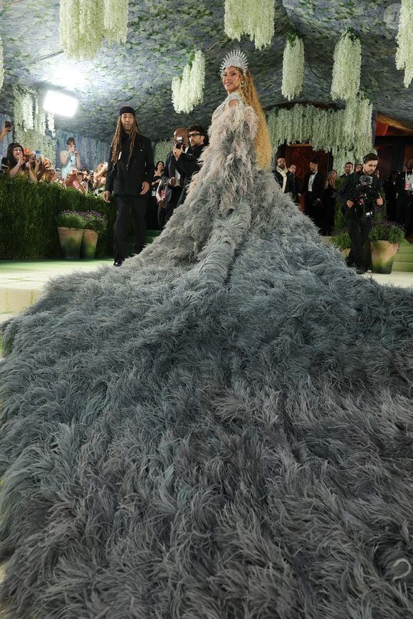 Após 10 anos longe do Met Gala, Beyoncé retorna com look escultural de cristais que imita um esqueleto e ganha ainda mais impacto com uma capa de plumas de cauda longa que se arrasta pela escadaria