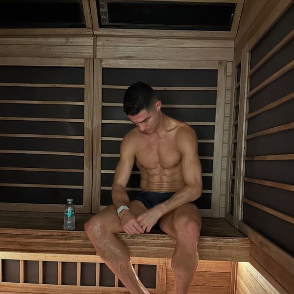 Conhecido por publicar nas redes sociais momentos de recuperação física e sessões intensas de sauna após os treinos, Cristiano Ronaldo também terá um spa privativo completo na nova mansão em Portugal, reforçando o foco do craque em bem-estar, performance e qualidade de vida