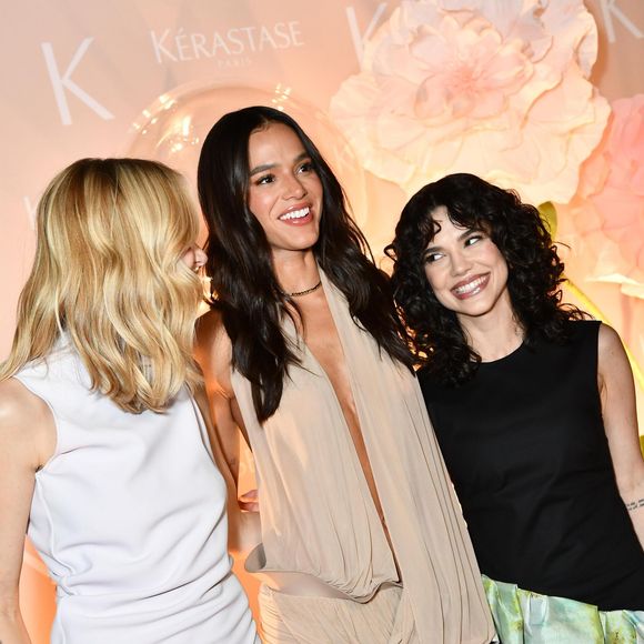 Bruna Marquezine posa com Isabella Scherer e Manu Gavassi em festa da Kérastase