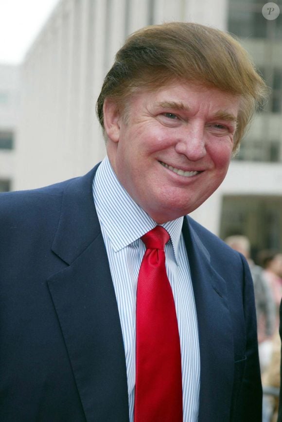 2003: Donald Trump participa de um evento da emissora NBC