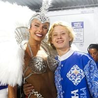 Tem 'nepo baby' no Carnaval 2025! Vittório, filho de Adriane Galisteu de 14 anos, rouba a cena por tamanho em desfile da apresentadora na Portela