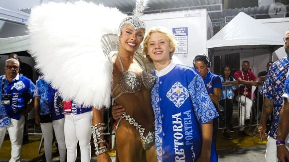 Carnaval 2025: aos 14 anos, Vittório, filho de Adriane Galisteu, rouba a cena por tamanho em desfile da apresentadora na Portela