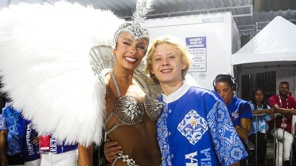 Tem 'nepo baby' no Carnaval 2025! Vittório, filho de Adriane Galisteu de 14 anos, rouba a cena por tamanho em desfile da apresentadora na Portela