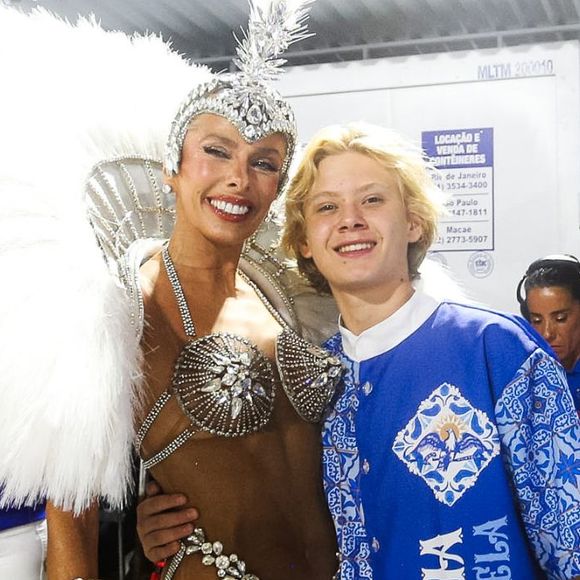 Carnaval 2025: aos 14 anos, Vittório, filho de Adriane Galisteu, rouba a cena por tamanho em desfile da apresentadora na Portela
