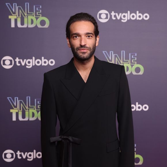 Humberto Carrão esbanjou beleza em festa de 'Vale Tudo'