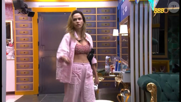 Ana Paula Renault: ‘Tá fedendo perfume. Não vou ficar. Acho uma sacanagem, eles sabem disso. Quando não acreditaram em mim, fiquei sem voz três dias’