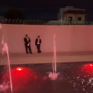 Piscina da Casa VF iluminada para aniversário de 5 anos de Maria Alice