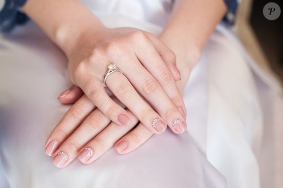 Unhas para noiva: a versão decorada minimalista é opção delicada e romântica