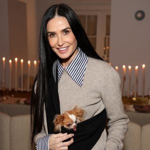 Outro detalhe que chamou a atenção, além da calça usada por Demi Moore, foi a sua cachorrinha Pilaf.
