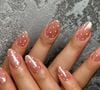 Unhas peroladas com bolinhas dão ar romântico para as mãos