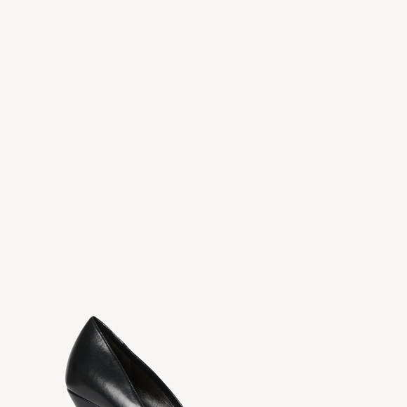O sofisticado scarpin Liisa, da grife The Row, usado por Bruna Marquezine, ultrapassa a marca de R$ 10 mil e reforça o conceito de quiet luxury, embora o valor elevado coloque o modelo fora da realidade de muitas pessoas