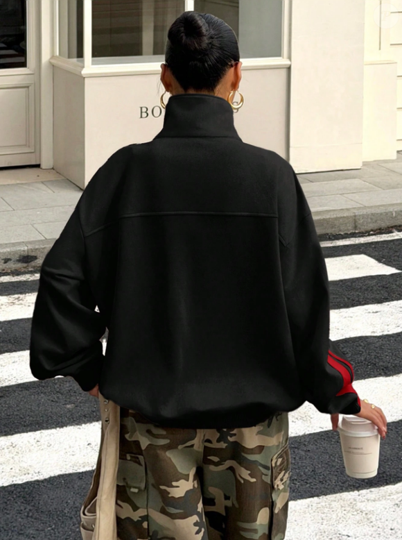 Nos pés, a combinação fica completa com scarpin ou até bota estilo coturno e uma bolsa de couro em tamanho mini, criando um look refinado, elegante e perfeito para o inverno