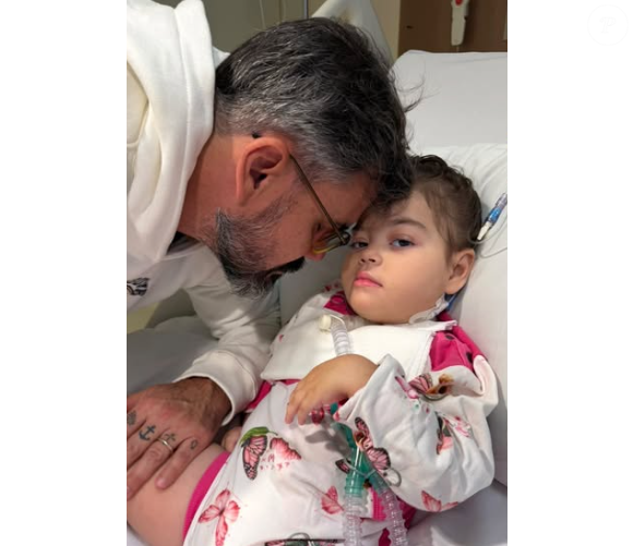 Juliano Cazarré é só carinho com a filha Maria Guilhermina