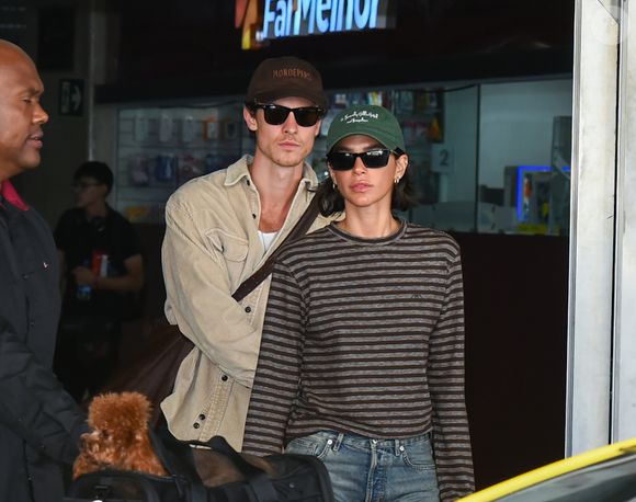 Bruna Marquezine usou blusa da grife de Sasha Meneghel ao retornar ao Rio de Janeiro com o namorado, Shawn Mendes