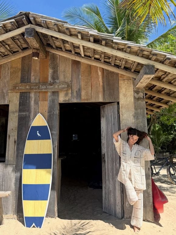 Além da mansão, a hospedagem de Isis Valverde possui alguns bangalôs 'pé na areia'