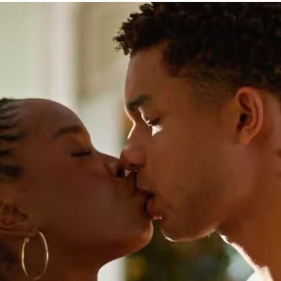 Leona (Clara Moneke) tem lindo casamento com Samuel (Juan Paiva)