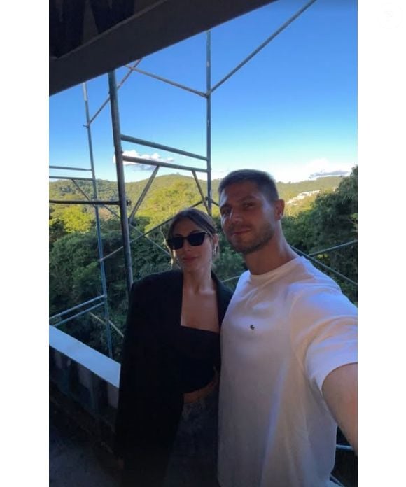 BBB 26 Jonas Sulzbach namorava Mari Gonzalez, de quem se separou em 2023, quando iniciou as obras da casa de luxo