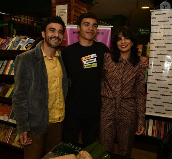 Caio Blat, ex-marido de Maria Ribeiro, foi com o filho do ex-casal, Bento, no lançamento do novo livro dela